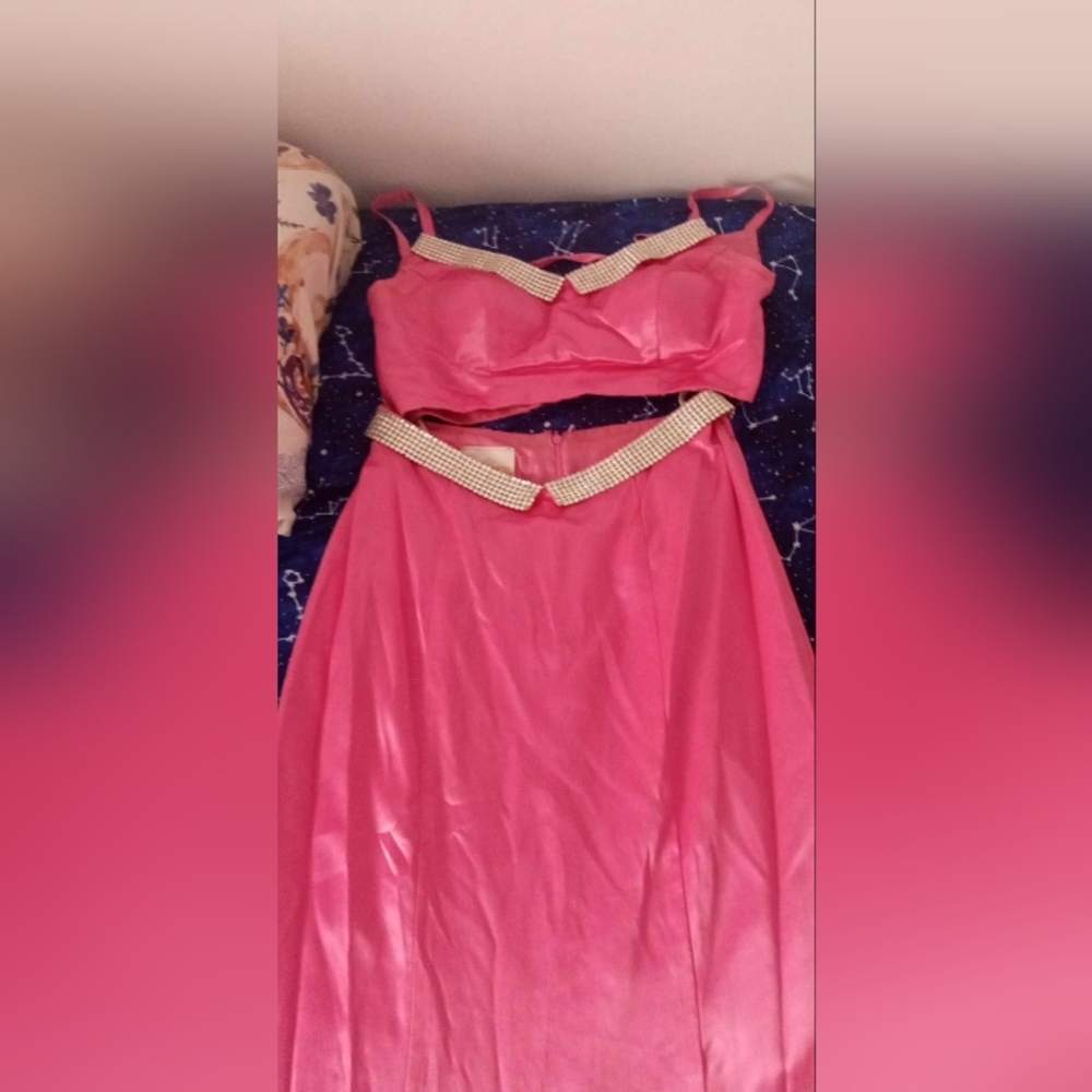Dresses - Picture 2 of 2